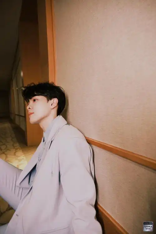 尤长靖周一西装九宫格#全新的一周,从帅气有范的尤老师开始,偷偷迪腚