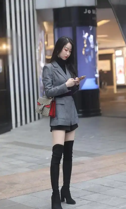 美女选择过膝高筒靴搭裙子搭短裤时尚度高保暖又显腿长