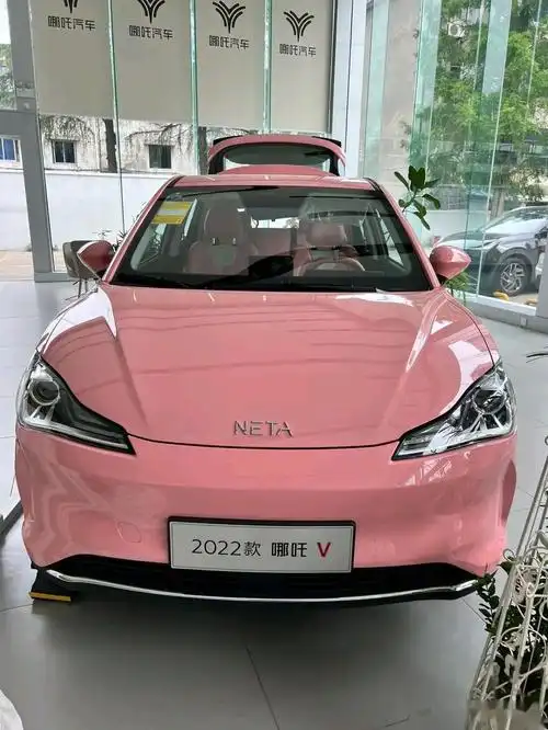 哪吒v是一款新能源汽车,由中国新能源汽车厂商nio生产.