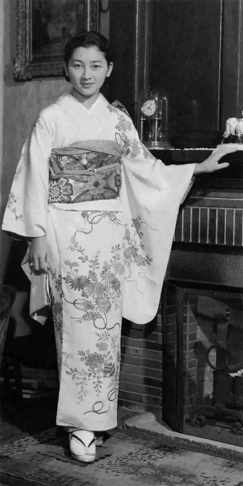 保守的宫内厅,则拿宗教问题说事: 她美智子就读 天主教的圣心女子