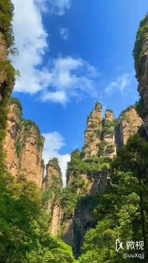 高山耸立,这是我见过的最美丽的山了,看着就很雄伟.