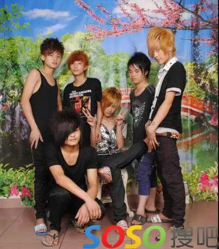 合照的,坐在凳子的那个是阿黄,也是我带着他加入非主流这个大家庭的