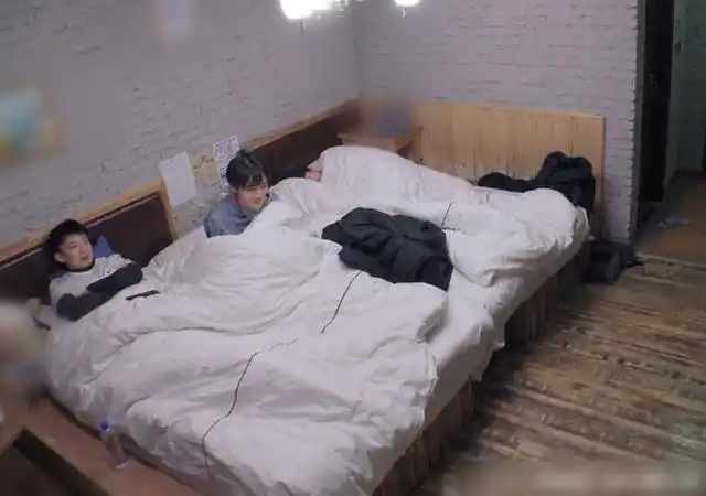 王俊凯卧室公开床边一黑垃圾袋太抢镜看清里面内容你可才21