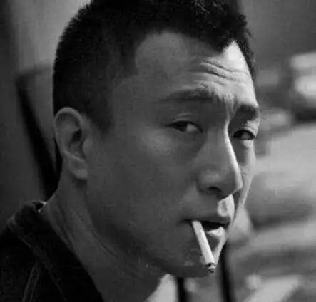 孙红雷就室内吸烟一事道歉极限挑战男人帮吸烟最帅的是他