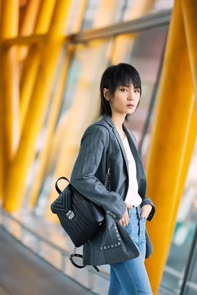 周笔畅碎短发配短靴利落造型出发纽约时装周,网友:眼妆一秒出戏