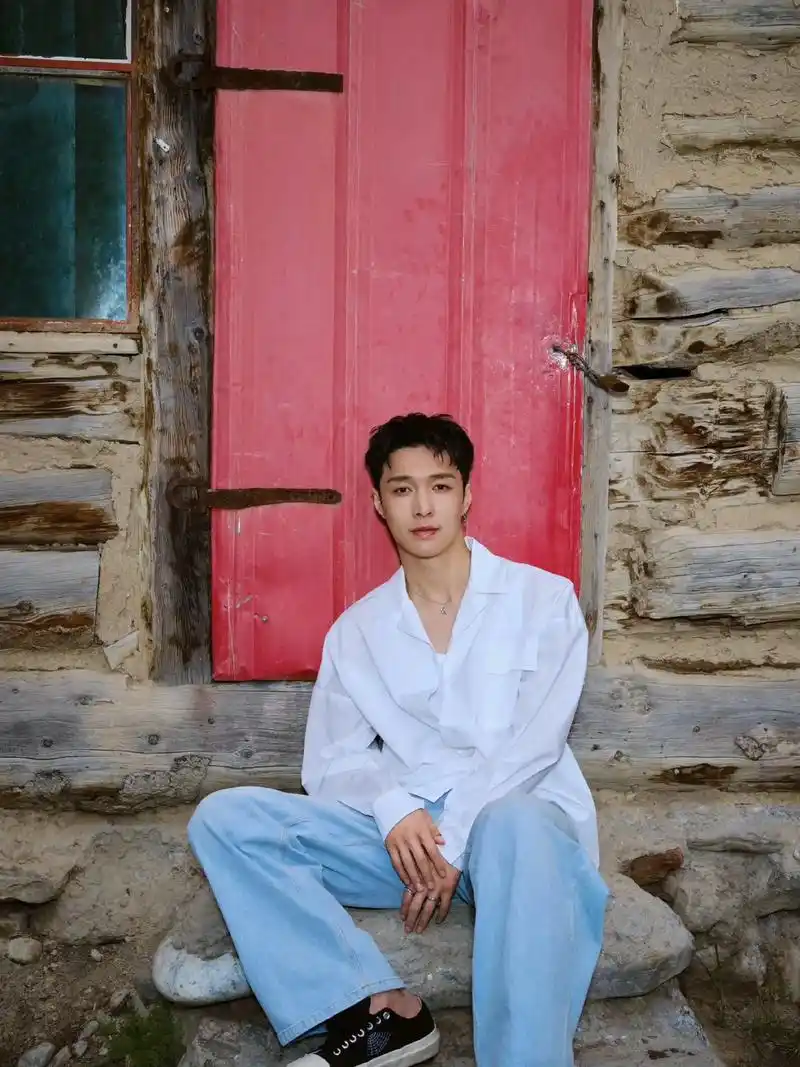 张艺兴白衬衫照片#是的,白衣服那个很帅! - 抖音