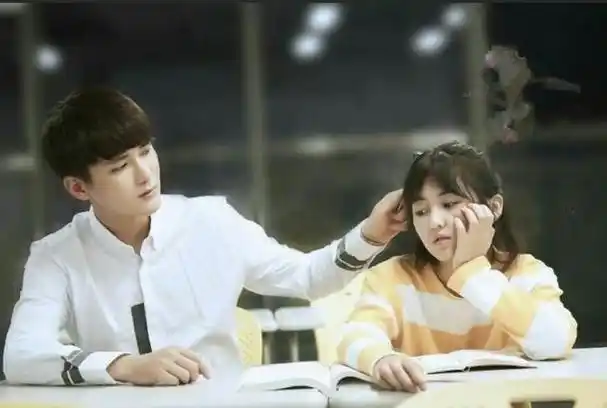 张子枫长得像王俊凯,将衬衫剪半露出"麻花腰"