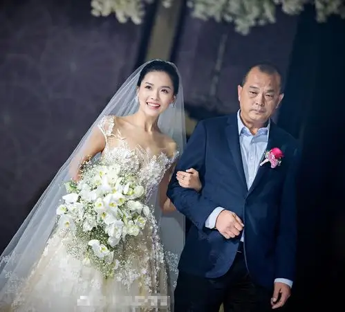 "汤小米"婚纱照曝光!淡出娱乐圈仍活得精彩,现26岁美得认不出