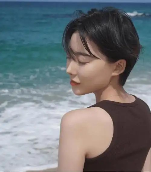 又有层次的短发发型,比较容易凸显出五官比例和脸部线条,风格中性迷人