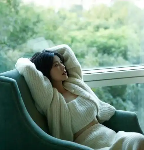 明星写真:朱珠针织衫抹胸居家纯美摄影,慵懒惬意韵味十足