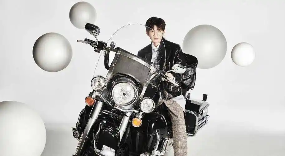 王源工作室也晒出了视觉海报,源哥骑着摩托车,穿着皮夹克,踩着小皮鞋