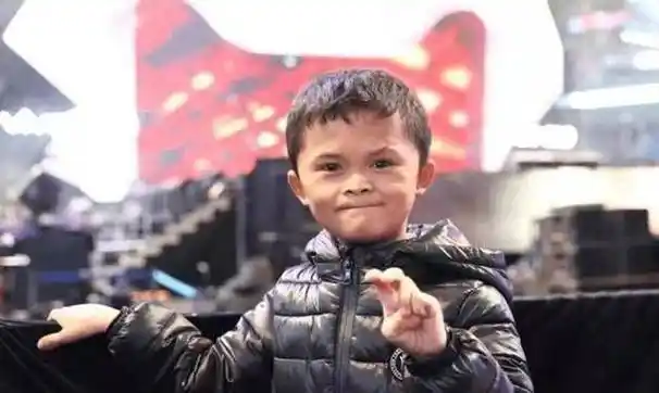 周宗朝:撞脸马云走红后,老板派人摩托接他被嫌弃:我该配小轿车_照片