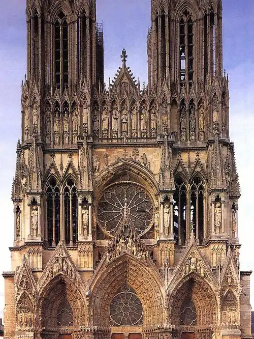 中世纪的哥特式教堂从法国蔓延到欧洲,以致后人说起教堂就是尖尖的