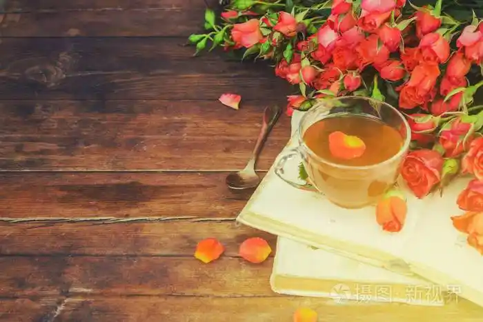 书和茶鲜花选择性的焦点