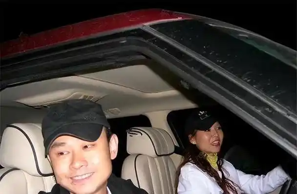 刀郎的妻子朱梅近照,样貌出众,在一袭旗袍的映衬下,曲线很完美