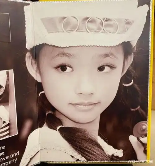 林允晒童年艺术照,贴假睫毛画眼影清纯可爱,从小就是美人胚子