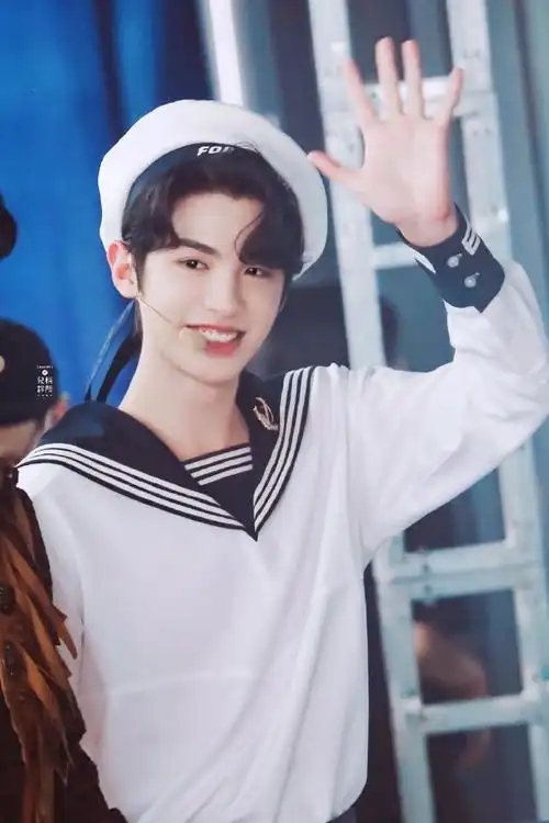 黄明昊水手服##黄明昊justin快乐大本营