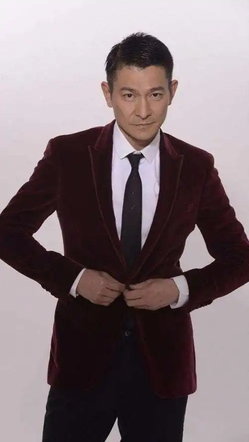 近日,媒体曝光了一组刘德华在剧组拍摄的照片.