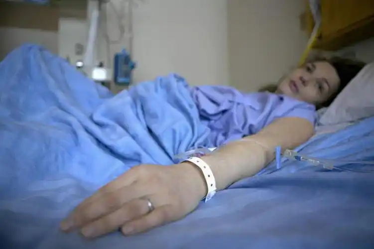 西方人,一个人,病人,躺,横图,室内,白天,仰视,床,欧洲,欧洲人,仅一个