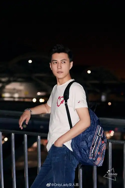 经典的佩斯里花纹搭配海洋鱼印花,海洋清凉之感扑面而来,于细节间勾勒