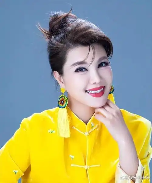 盛夏时节,内蒙古大草原生机勃勃,一片盎然.