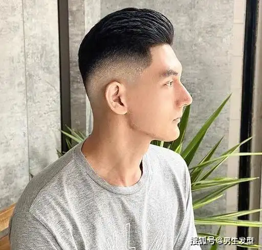 想要留背头发型的男士们,自己对整体造型要有一定的轮廓了解,不然一不
