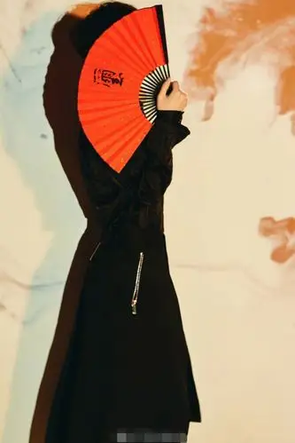 在预告中,王俊凯,王源,易烊千玺三人都身着玄色汉服,王源披着纱织外衣