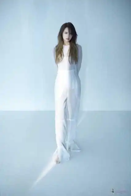 ▼杨丞琳在「删版」中突破大尺度,挑战几近透明的空气装.