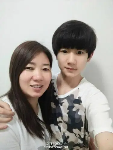 母亲,tfboys组合官博还在微博上分享了一组他们拥抱母亲的合照并写道