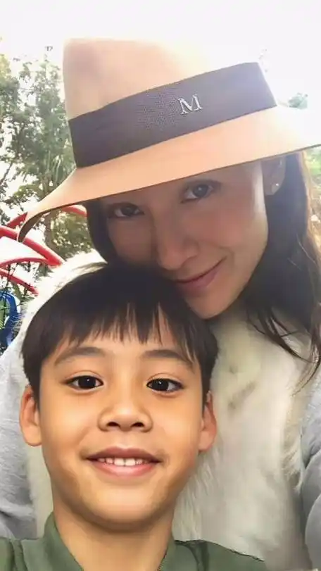 53岁李嘉欣与儿子近照曝光,许建彤被吐槽长残,没能继承母亲颜值