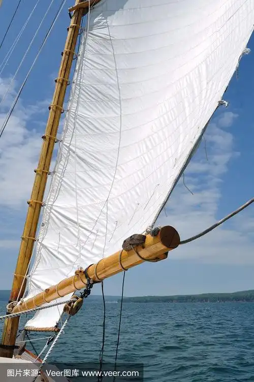 纵帆船的前帆和木制桅杆