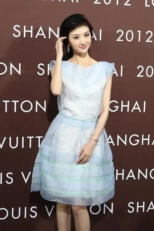 景甜长相好乖巧肉肉脸看起来就很嫩搭配白t好清纯