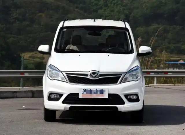 北汽幻速h2,外观设计家用时尚风格,马力比较强劲