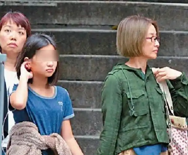 54岁关咏荷素颜带女儿逛街,一头枯黄短发尽显老态