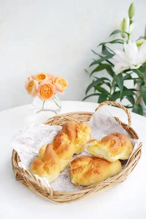 酥脆掉渣的小面包做的杏仁牛奶椰小蓉面包爱椰蓉的你不能错过