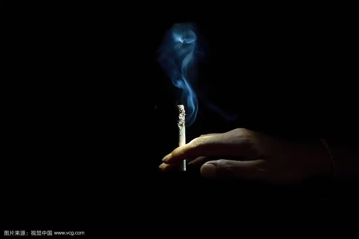 手拿着香烟.