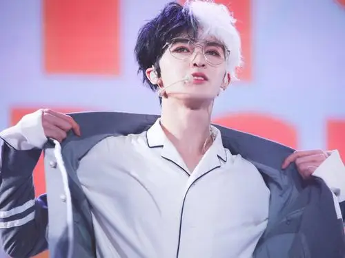 明星不敢撞的发色,朱正廷的"阴阳头",最后一种中国无人敢染!