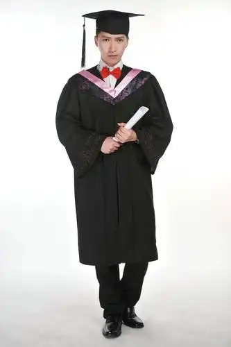 搭配正装裙及长筒丝袜;选择白色带领正装衬衫;女生学士服附衣穿着标准