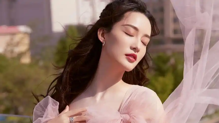 李沁樱花公主裙闭眼唯美照片4k美女壁纸