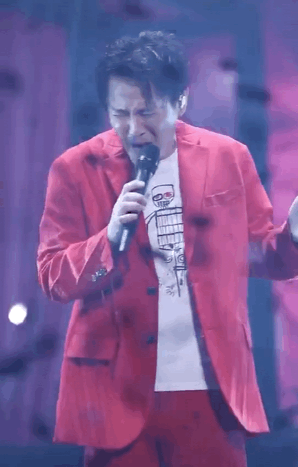 张信哲演出唱经典歌曲 网友:天王唱高音时看起来很吃力啊