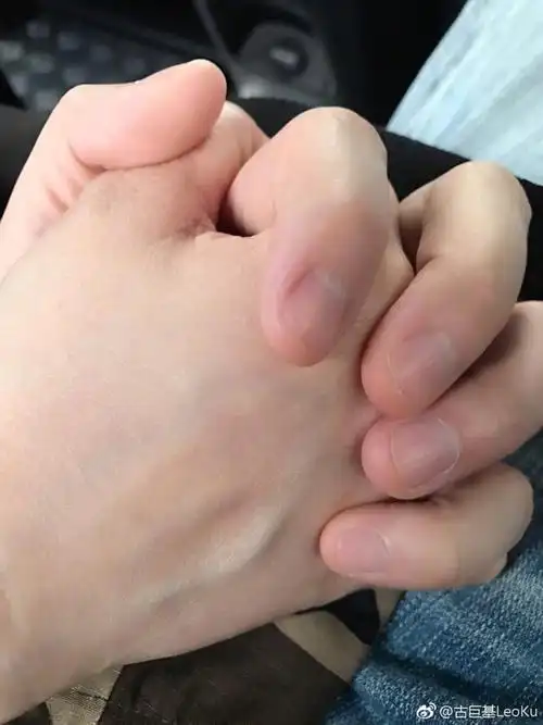 古巨基结婚三周年遇彩虹许愿 和老婆甜蜜十指紧扣