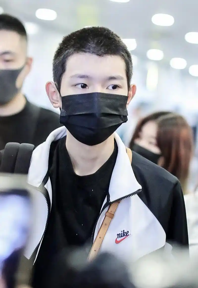 王源留学赶机帅气短发突然变寸头一身路人感运动装超能打