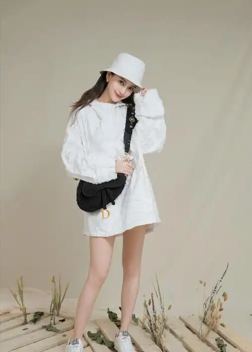 angelababy少女感真好泡泡袖上衣搭短裤31岁牛奶肌绝了