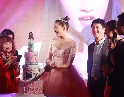 在这场以"感恩"为主题,又温馨十足的"成人礼"中,关晓彤再度重温"彤话