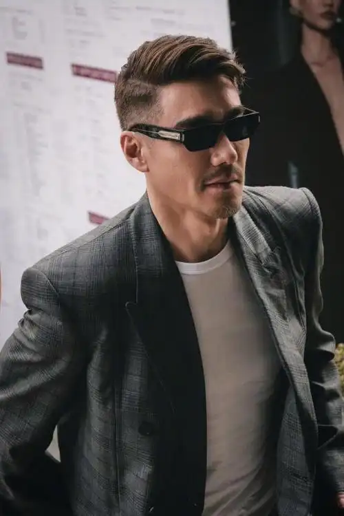 内娱跟胡兵一样,集颜值与气质为一体,同时拥有模特,歌手,演员多重身份