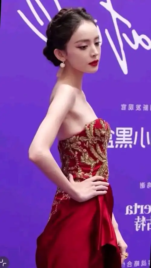 古力娜扎一袭红色长裙出席活动,这状态也太美了