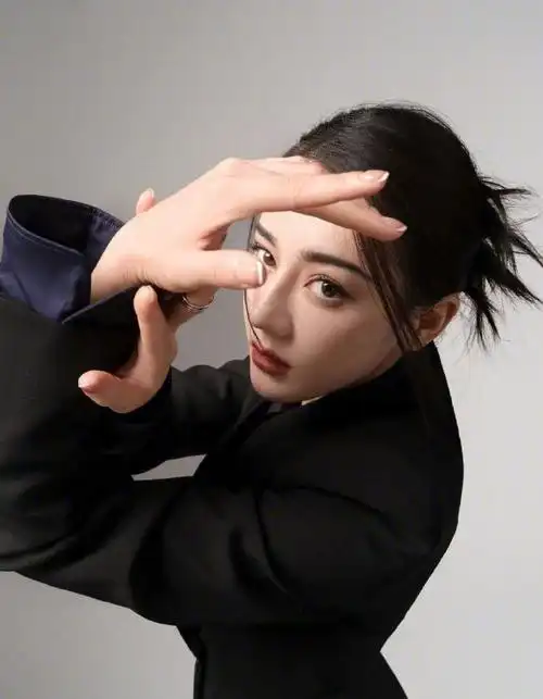 迪丽热巴黑色西装套装##迪丽热巴 新手艺#时尚弄潮儿热巴@dear