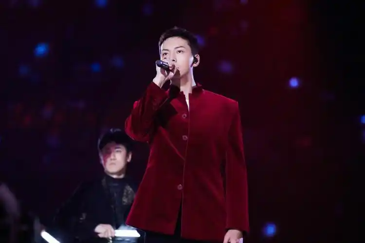 陈伟霆跨年晚会造型图