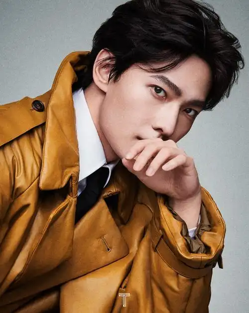 杨洋挑染蓝发带珠宝拍时尚大片 网友:哥哥在气质这块拿捏得死死的!