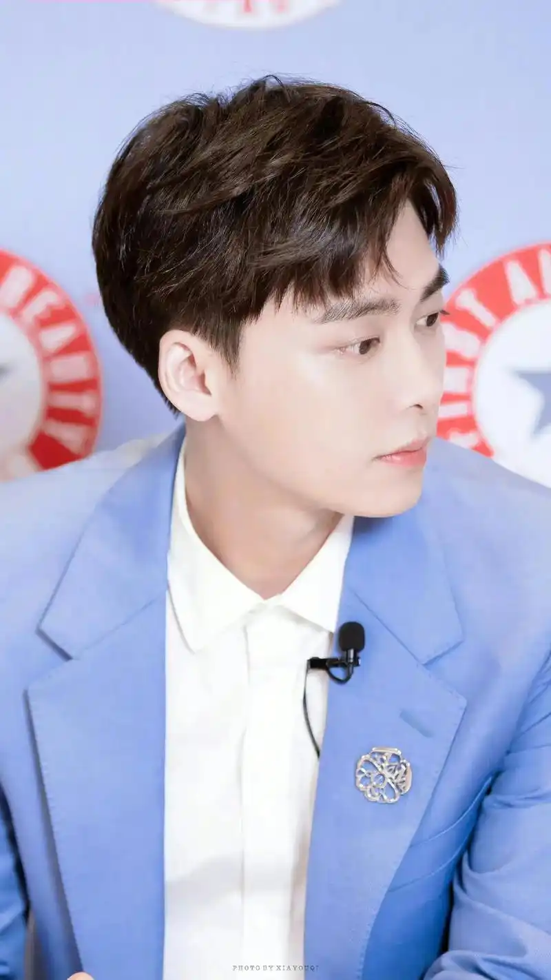 97这身淡蓝色西装给我宝的帅气加分了……#李易峰 - 抖音